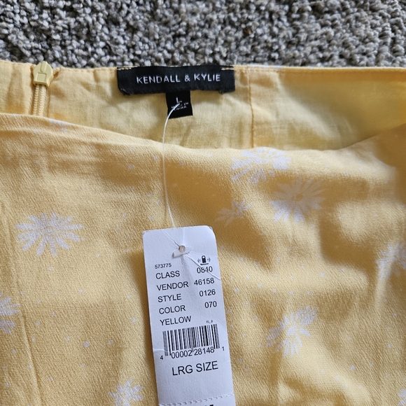 Kendall & Kylie Yellow Sunflower Floral Skirt NWT Size Small. - Picture 3 of 3